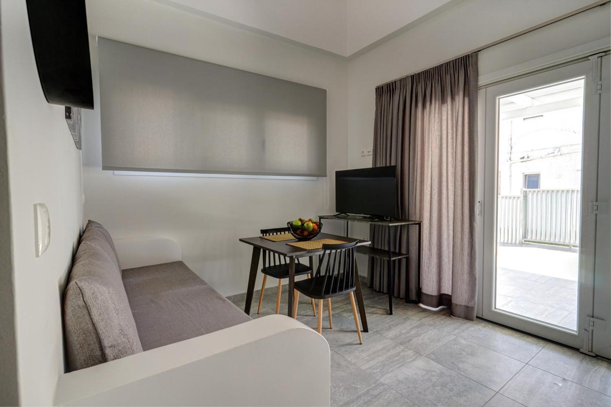 Molos Beachfront Apartments In ディアコプト エクステリア 写真