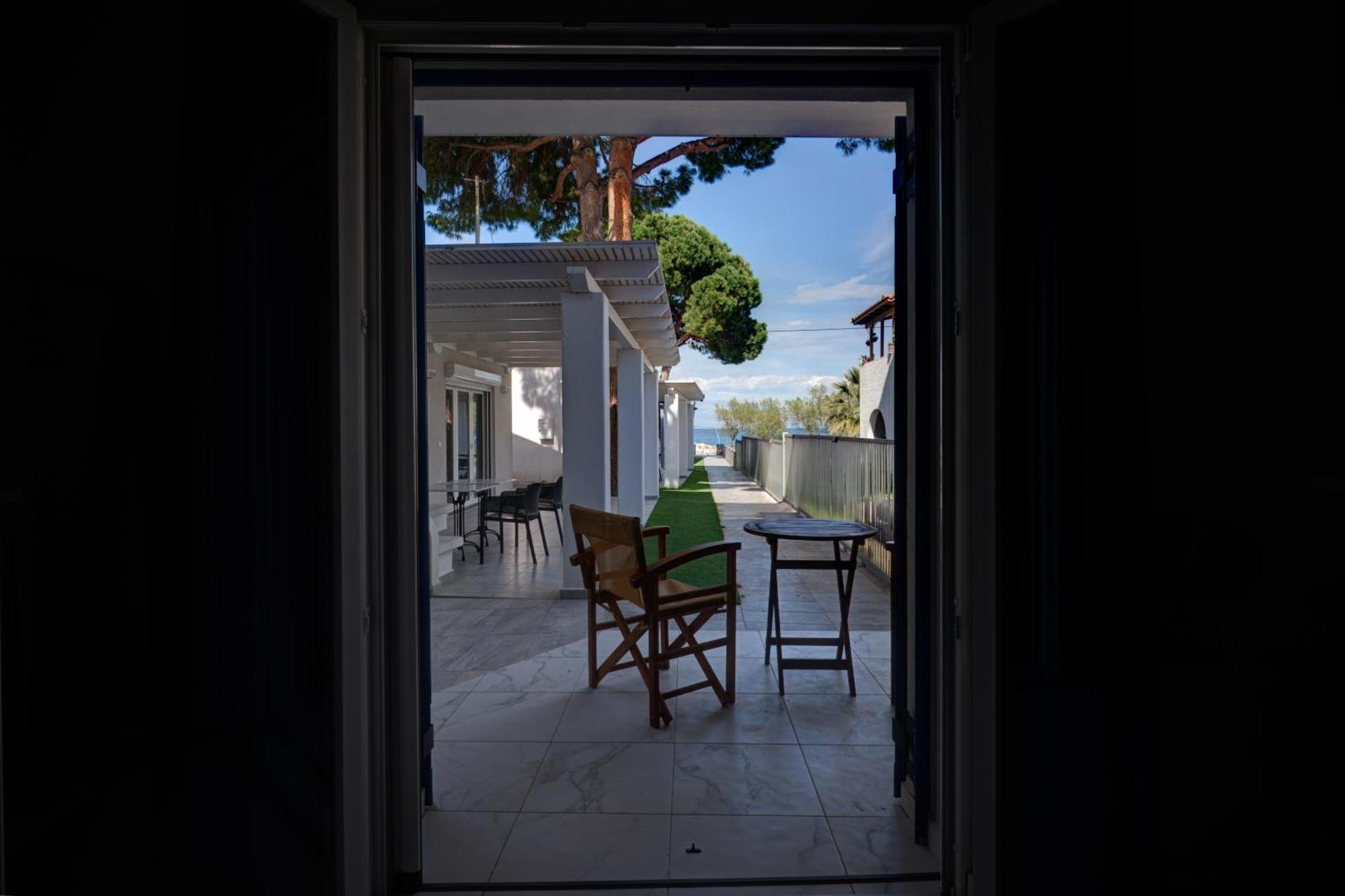 Molos Beachfront Apartments In ディアコプト エクステリア 写真
