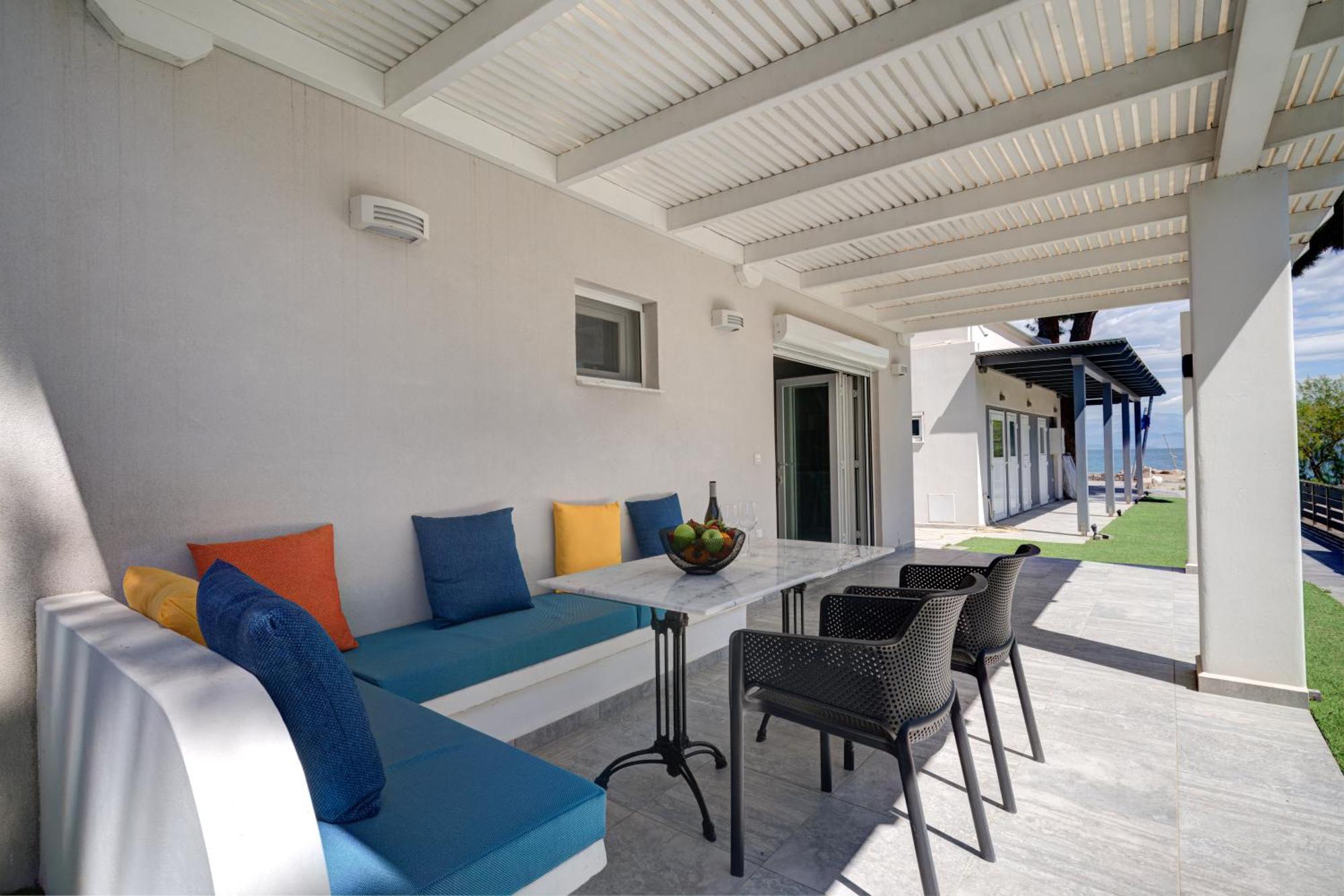 Molos Beachfront Apartments In ディアコプト エクステリア 写真